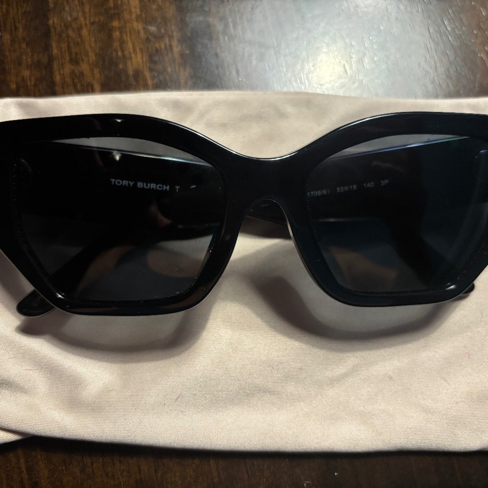 Tory Burch Cat eye polarized sunglasses